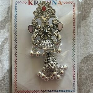 Statement brooch